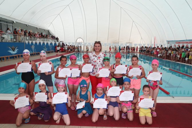 Yüzme Öğrenen Miniklere Sertifikaları Verildi