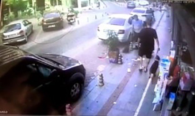 Kadıköy’de Toz Yumruğu: Sokak Ortasında Darp Etti