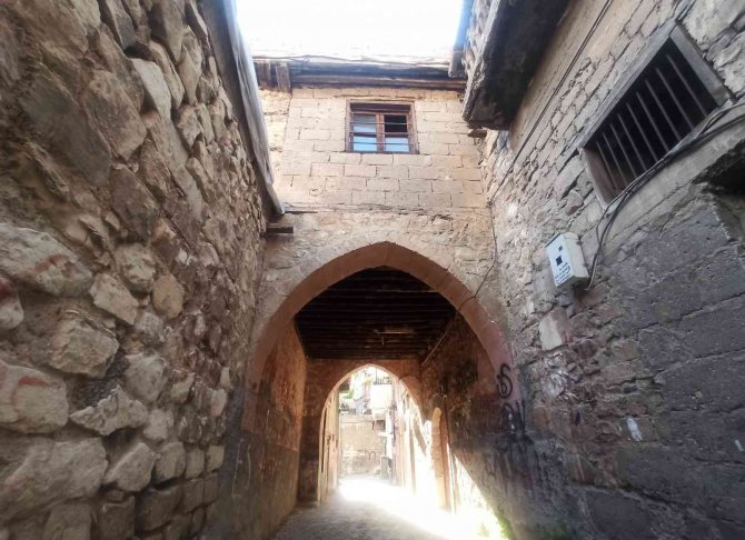 Altından Yol Geçen 150 Yıllık Ev