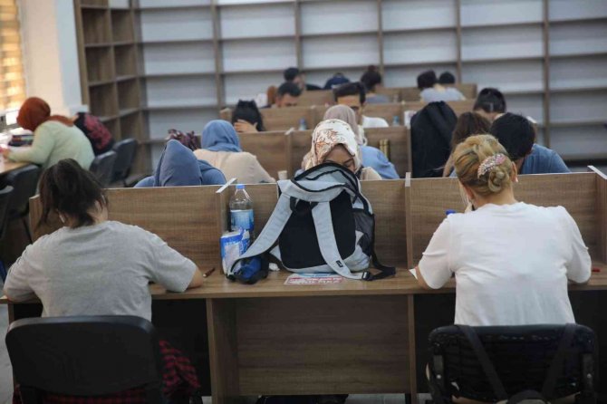 Okuma Evleri Serin Ders Çalışma Ortamı Sağlıyor