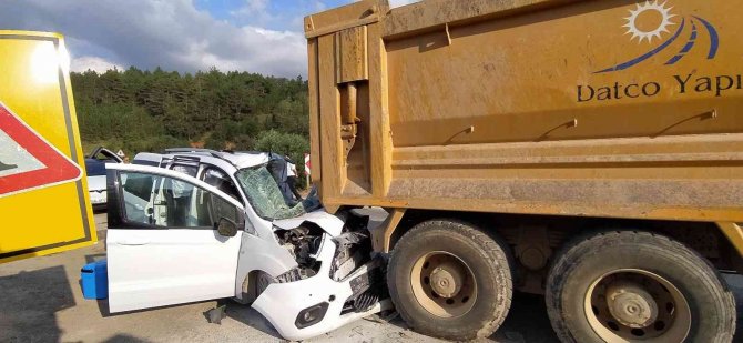 Hafif Ticari Araç Hafriyat Kamyonuna Çarptı: 1 Ağır Yaralı