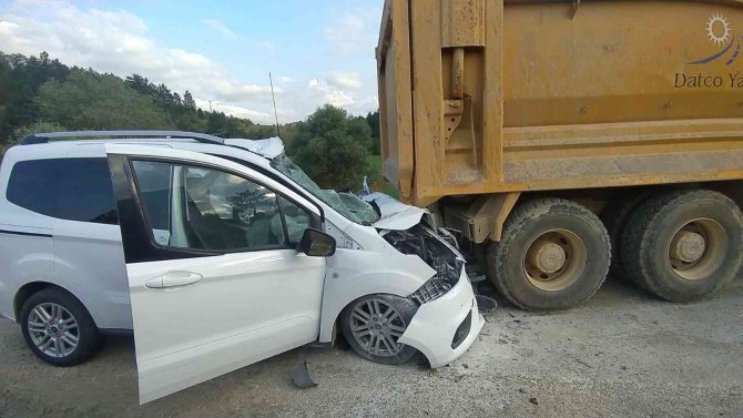 Hafif Ticari Araç Hafriyat Kamyonuna Çarptı: 1 Ağır Yaralı