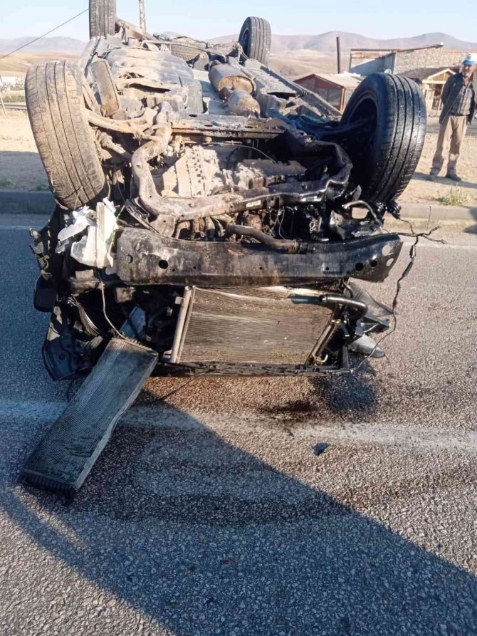Otomobil Takla Attı: 1 Ölü, 4 Yaralı