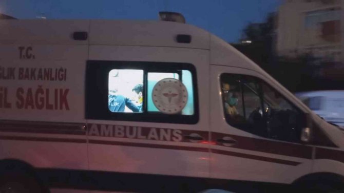 Motosiklet, Aydınlatma Direğine Çarptı: 1 Yaralı