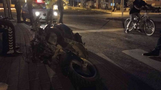 Motosiklet, Aydınlatma Direğine Çarptı: 1 Yaralı