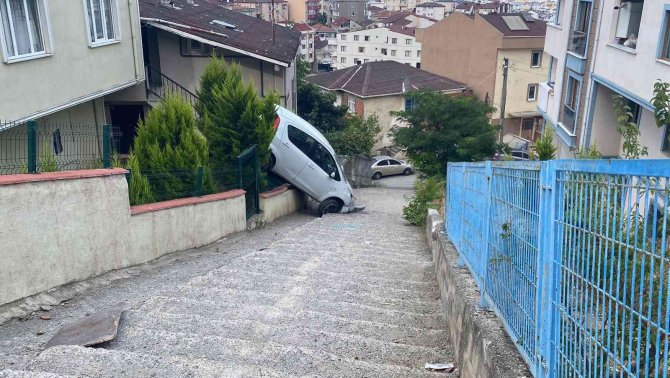 Otomobili İle Merdivenlerden İnen Sürücü, Kazayı Yara Almadan Atlattı