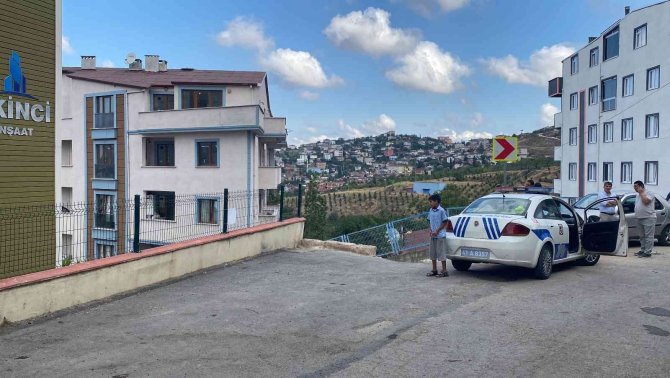 Otomobili İle Merdivenlerden İnen Sürücü, Kazayı Yara Almadan Atlattı