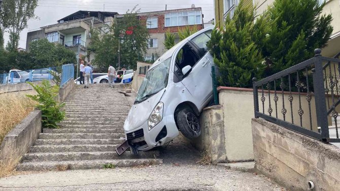 Otomobili İle Merdivenlerden İnen Sürücü, Kazayı Yara Almadan Atlattı