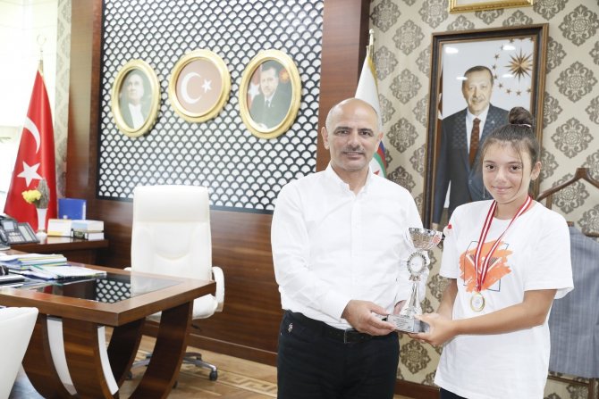 Başkan Söğüt’ten Genç Tenisçiye: "Seni Grand Slamlerde De Kupa Kaldırırken Görmek İsteriz"