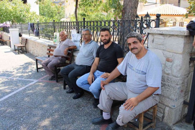 Asırlık Hamal Durağı Teknolojiye Direniyor