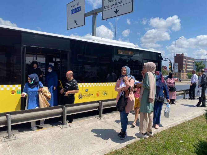 Pendik’te Taksi İ̇ett’ye Çarptı, Yolcular Panikle Dışarı Çıktı