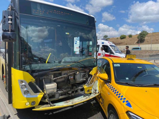 Pendik’te Taksi İ̇ett’ye Çarptı, Yolcular Panikle Dışarı Çıktı