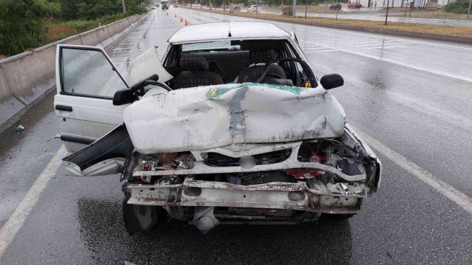 Samsun’da Otomobil Tıra Çarptı: 3 Yaralı