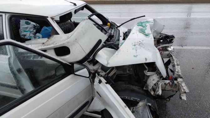 Samsun’da Otomobil Tıra Çarptı: 3 Yaralı