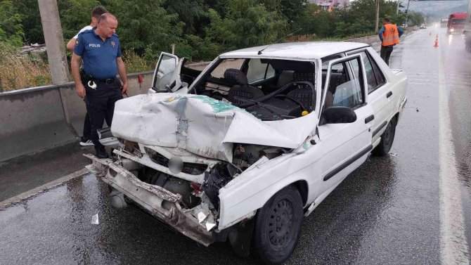 Samsun’da Otomobil Tıra Çarptı: 3 Yaralı