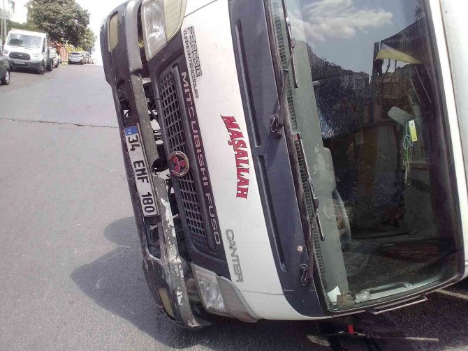 Şişli’de Yol Verme Kazası: Kamyonet Devrildi