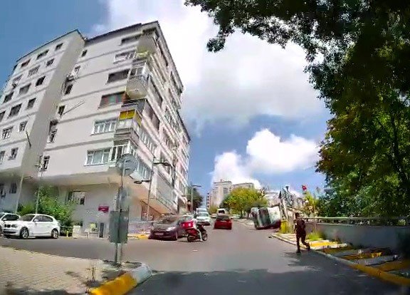 Şişli’de Yol Vermek İsteyen Kamyonetin Devrilme Anı Kamerada