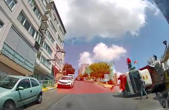 Şişli’de Yol Vermek İsteyen Kamyonetin Devrilme Anı Kamerada