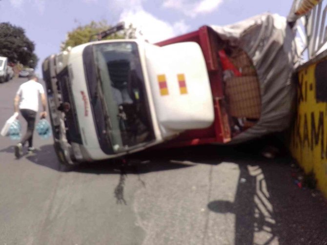 Şişli’de Yol Verme Kazası: Kamyonet Devrildi
