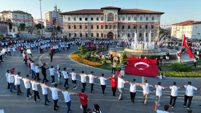 Bin 58 Kişi Aynı Anda Halay Çekti, O Anlar Dron İle Görüntülendi