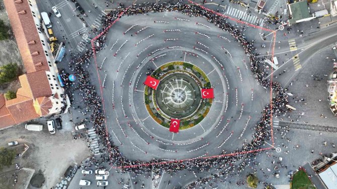 Bin 58 Kişi Aynı Anda Halay Çekti, O Anlar Dron İle Görüntülendi