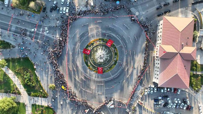 Bin 58 Kişi Aynı Anda Halay Çekti, O Anlar Dron İle Görüntülendi