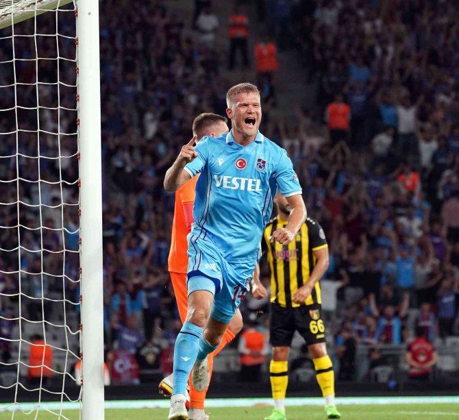 Spor Toto Süper Lig: İ̇stanbulspor: 0 - Trabzonspor: 1 (İ̇lk Yarı)