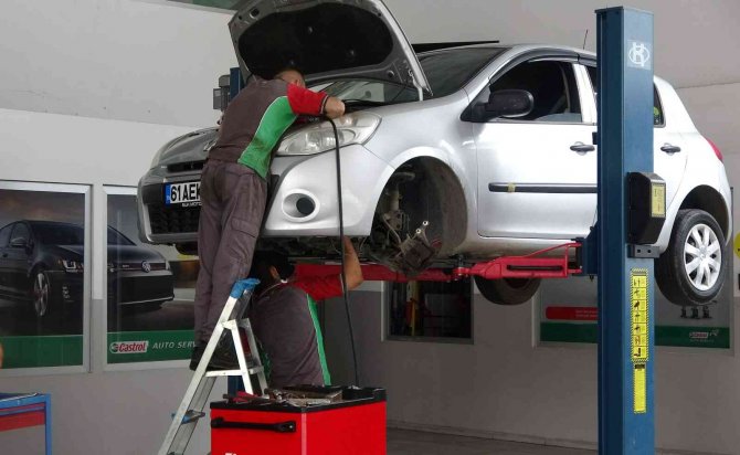 Oto Servisinde Kedi Kurtarma Seferberliği