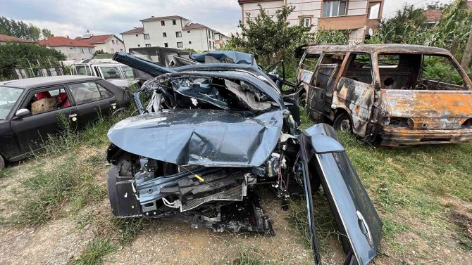 3 Kişilik Aile Mezar Olan Otomobil Hurda Yığınına Döndü