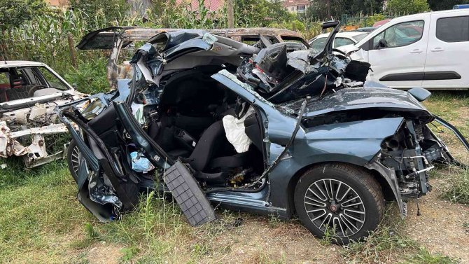 3 Kişilik Aile Mezar Olan Otomobil Hurda Yığınına Döndü