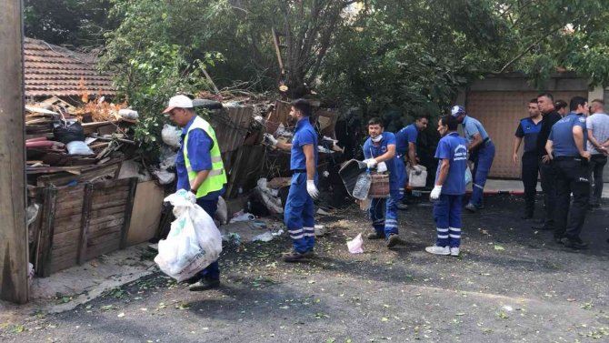Evde Tonlarca Çöp Çıktı