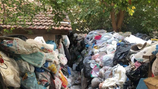 Evde Tonlarca Çöp Çıktı