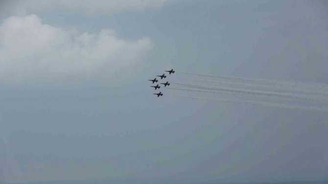 Türk Yıldızları’nın Trabzon Semalarındaki Gösteri Uçuşu Nefes Kesti