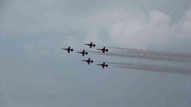 Türk Yıldızları’nın Trabzon Semalarındaki Gösteri Uçuşu Nefes Kesti