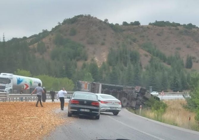 Virajı Alamayan Kamyon Yan Yattı