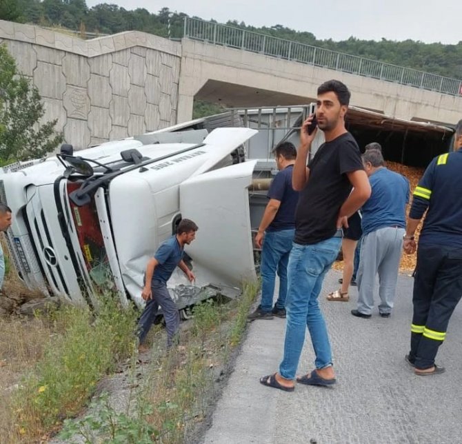 Virajı Alamayan Kamyon Yan Yattı