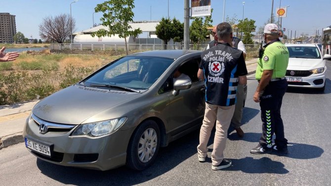 700 Liraya Çeşme’ye Götürecekti, Sivil Trafik Ekiplerine Kıskıvrak Yakalandı