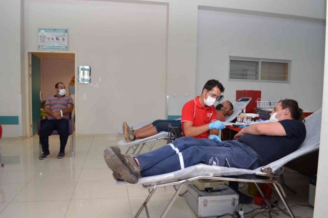 Sağlıkçılardan Kan Bağışı