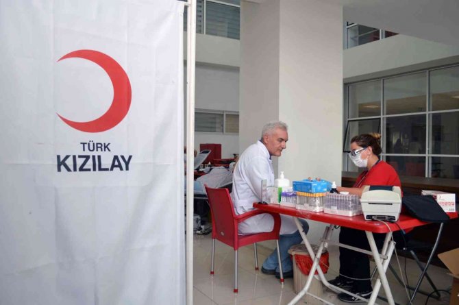 Sağlıkçılardan Kan Bağışı