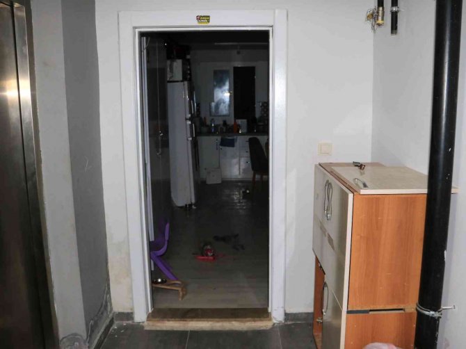 Kiracısının Çelik Kapısını Çaldı