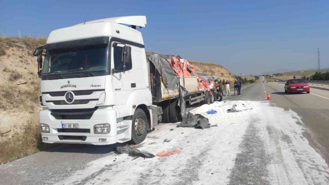 Afyonkarahisar’da Tıra Otobüs Ve Kamyon Çarptı: 2 Ölü, 5 Yaralı