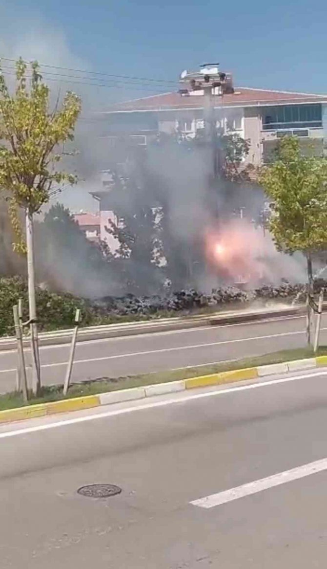 Elektrik Direğindeki Kablolar Havai Fişek Gibi Patladı