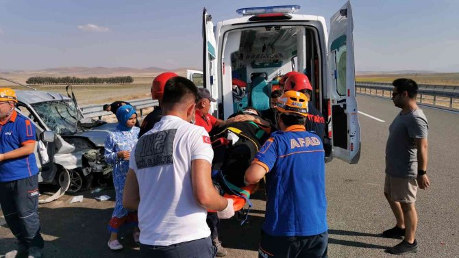 Aksaray’da Tır Düğün Konvoyuna Çarptı: 3’ü Ağır 8 Yaralı