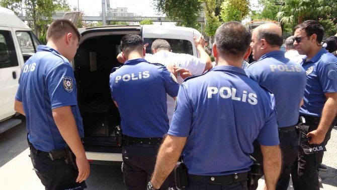 Adliye Önünde Kavga: 1 Yaralı, 4 Gözaltı