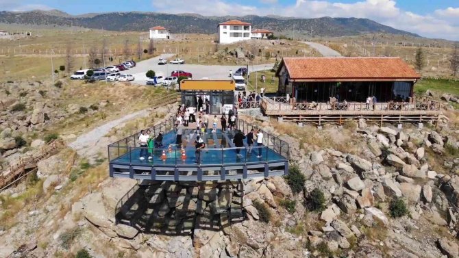 Yüzyıllardır Tarihe Işık Tutuyor, Selçuklu Yadigarına Ziyaretçi Akını