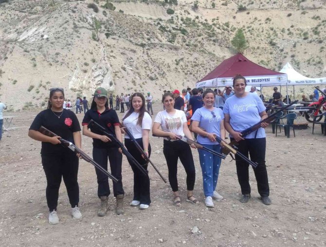 Turnuvada Kadın Sporcular Attığını Vurdu