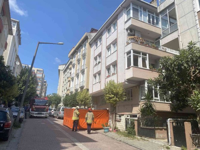 Avcılar’da Hareketli Anlar, Kendini Eve Kilitleyip Tehditler Savurdu