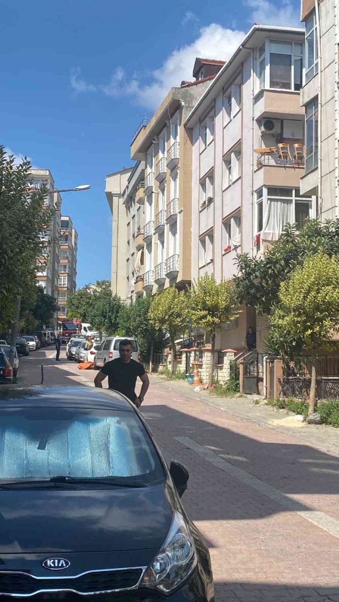 Avcılar’da Hareketli Anlar, Kendini Eve Kilitleyip Tehditler Savurdu