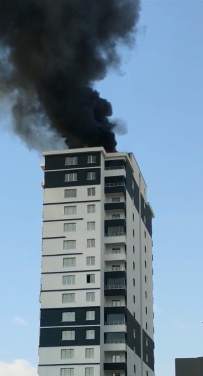 Kaynak Makinesinden Çıkan Kıvılcımlar Gökdelenin Çatısını Yaktı