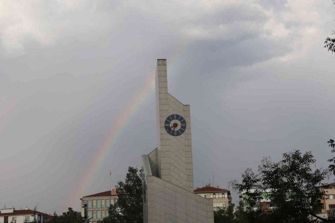 Başkentte Yağmur Sonrası Gökkuşağı Oluştu